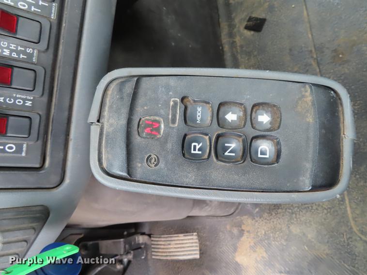 image for item L1477 2006 International 7400 bucket truck