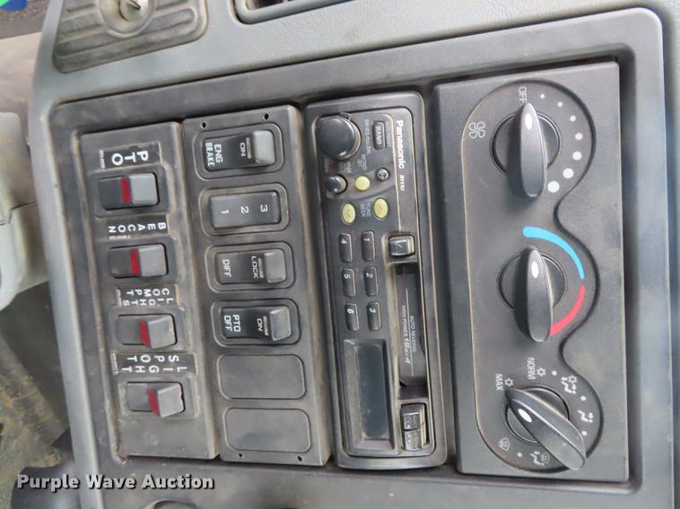 image for item L1477 2006 International 7400 bucket truck