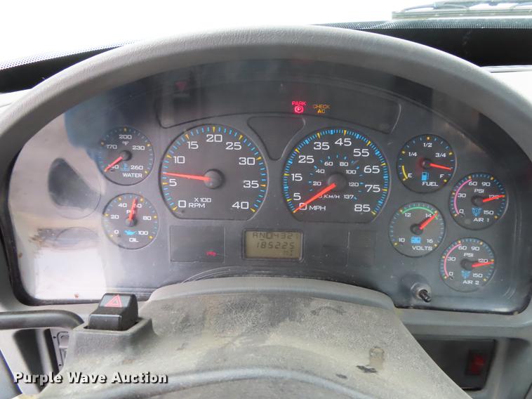 image for item L1477 2006 International 7400 bucket truck