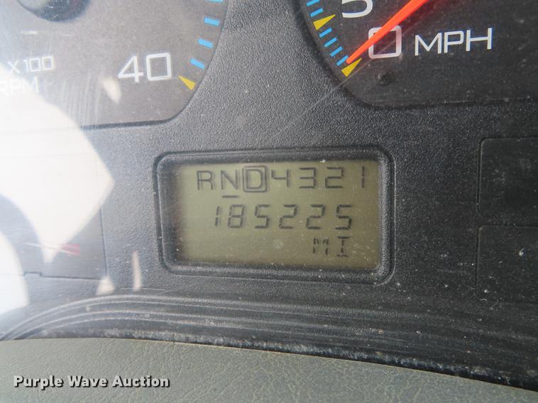 image for item L1477 2006 International 7400 bucket truck