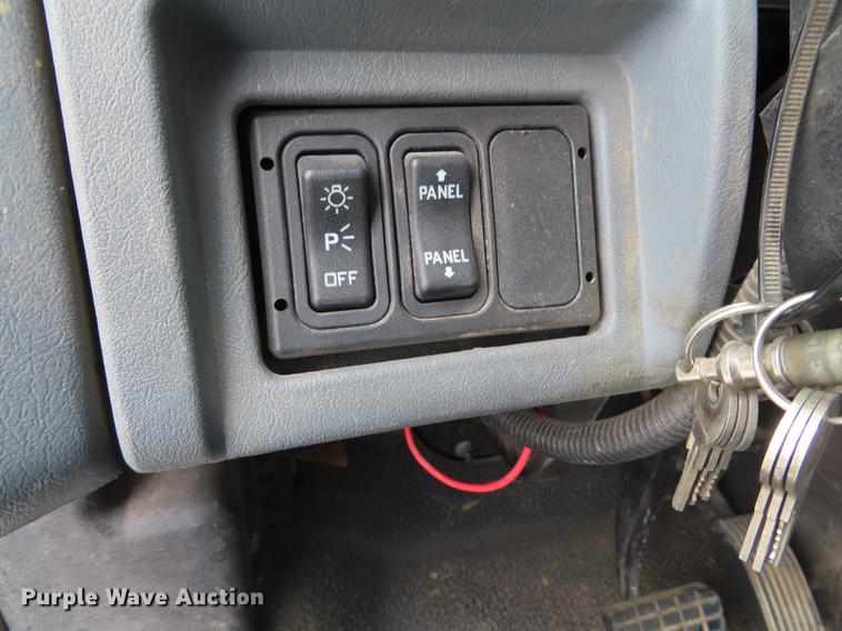 image for item L1477 2006 International 7400 bucket truck