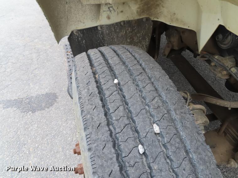 image for item L1477 2006 International 7400 bucket truck