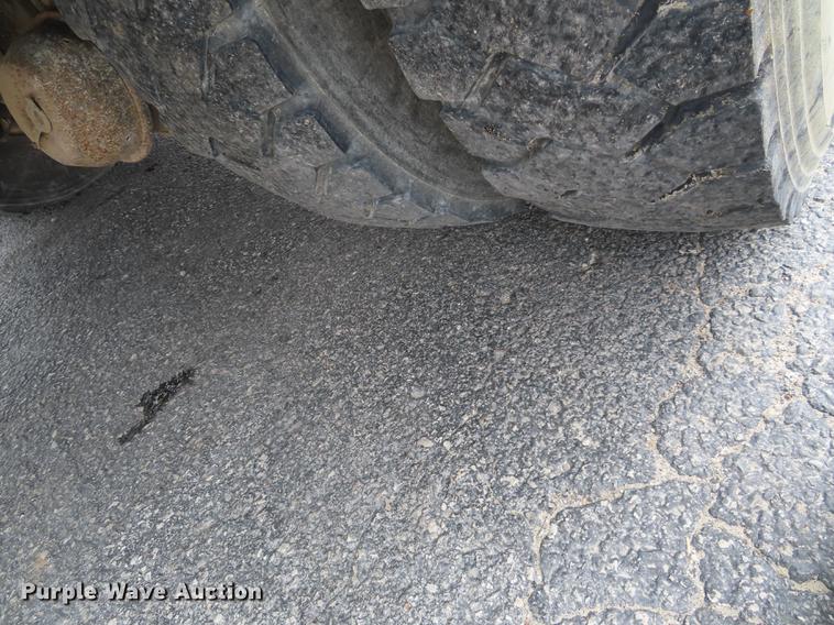 image for item L1477 2006 International 7400 bucket truck