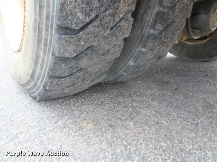 image for item L1477 2006 International 7400 bucket truck