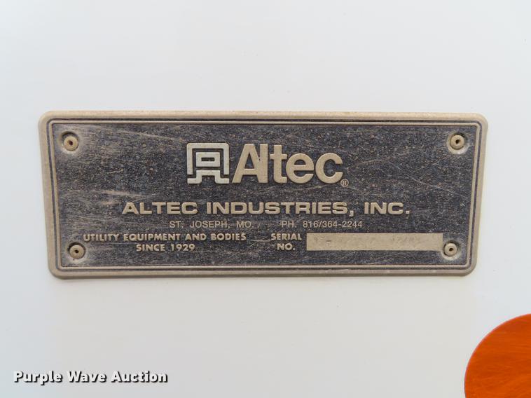 image for item L1477 2006 International 7400 bucket truck