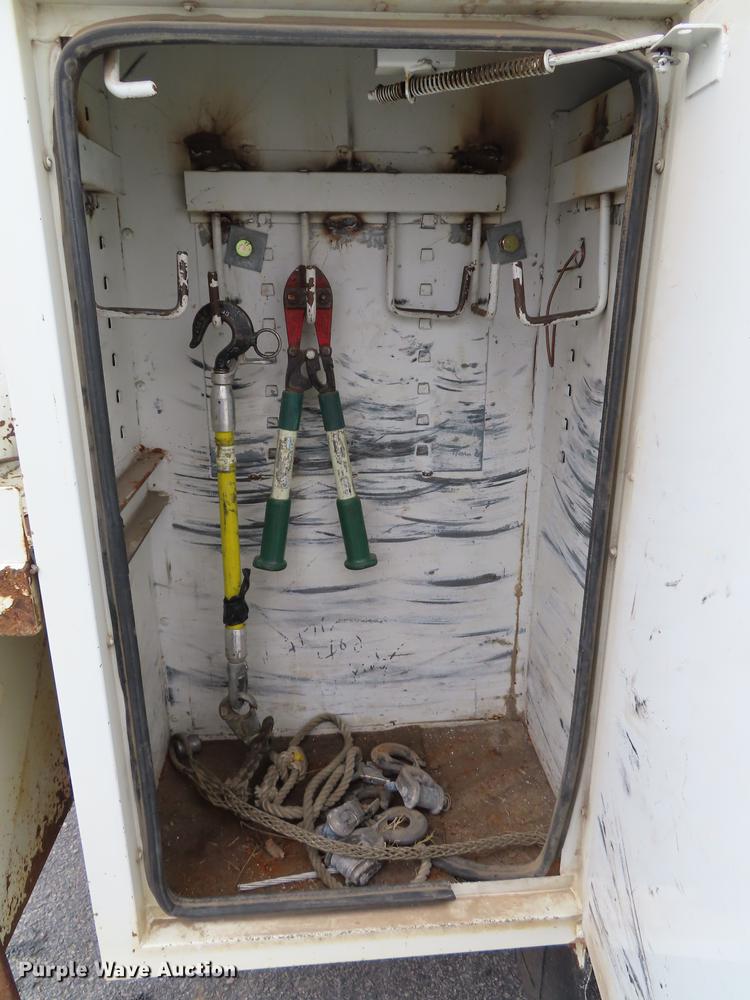 image for item L1477 2006 International 7400 bucket truck