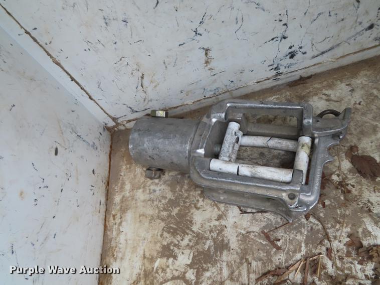 image for item L1477 2006 International 7400 bucket truck