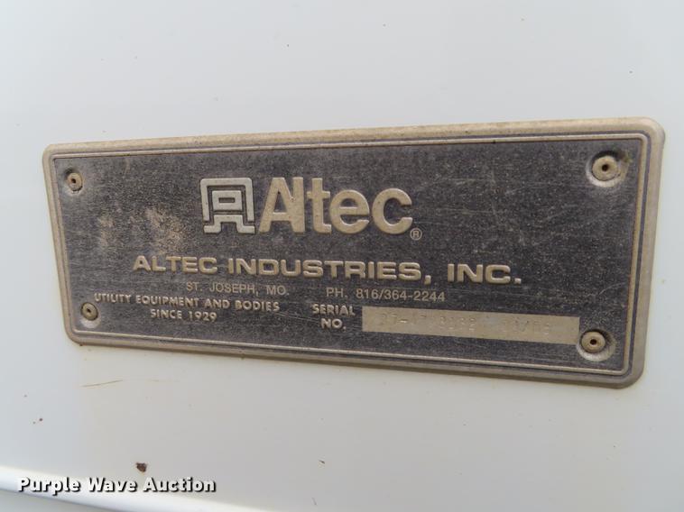 image for item L1477 2006 International 7400 bucket truck