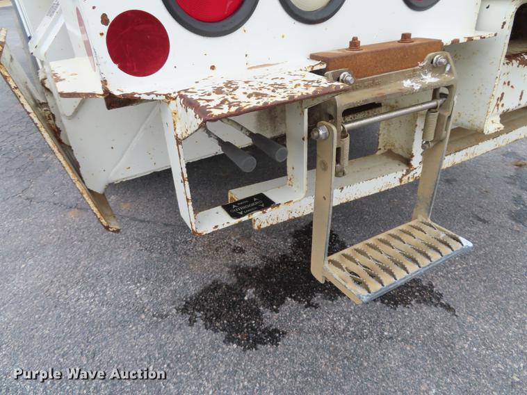 image for item L1477 2006 International 7400 bucket truck