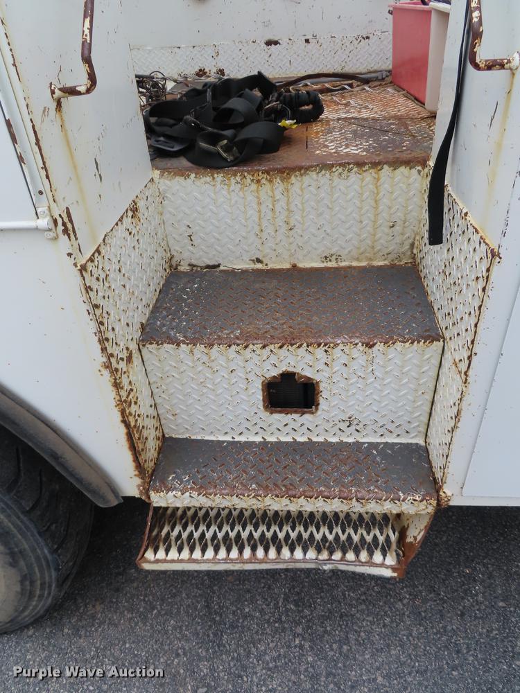 image for item L1477 2006 International 7400 bucket truck