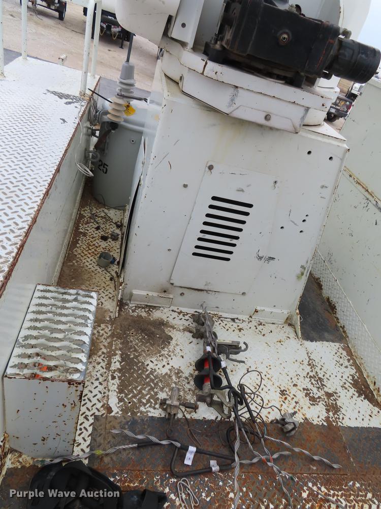 image for item L1477 2006 International 7400 bucket truck