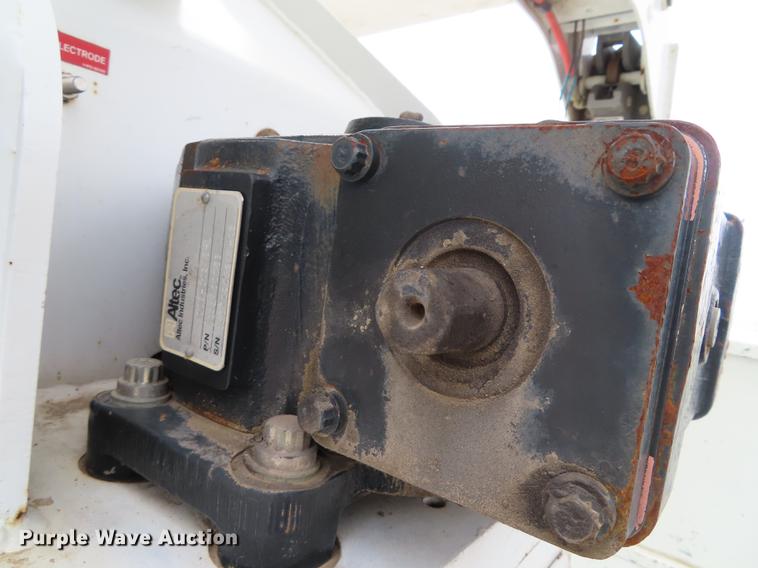 image for item L1477 2006 International 7400 bucket truck