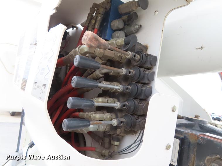 image for item L1477 2006 International 7400 bucket truck