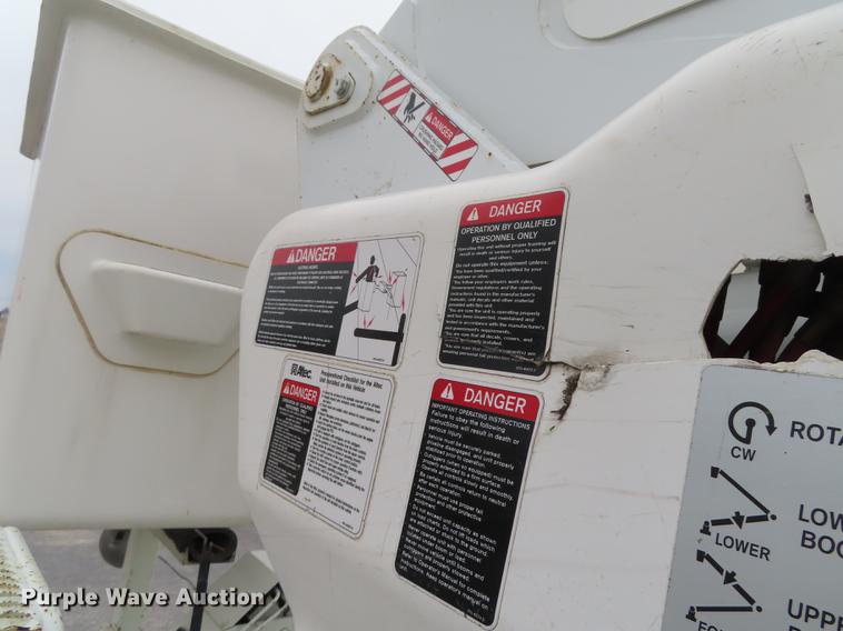 image for item L1477 2006 International 7400 bucket truck