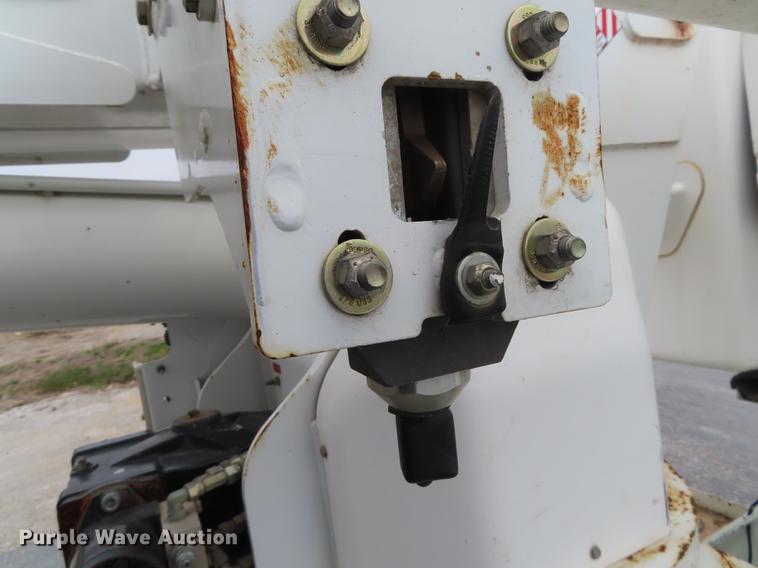 image for item L1477 2006 International 7400 bucket truck