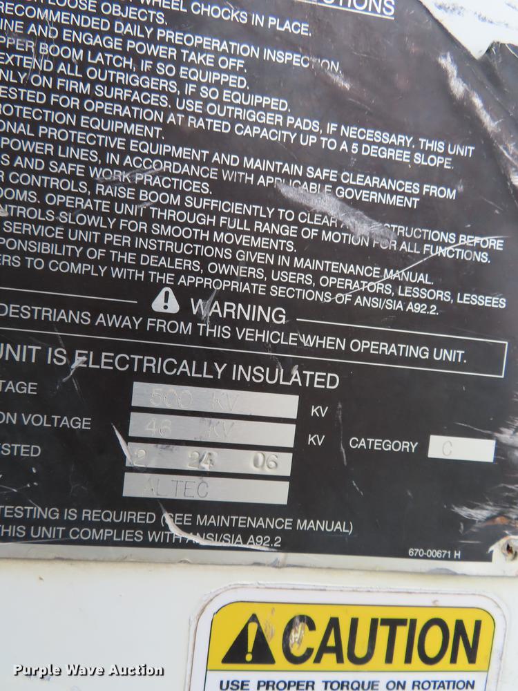 image for item L1477 2006 International 7400 bucket truck