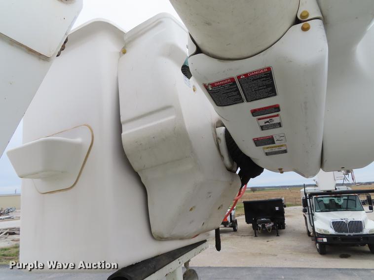 image for item L1477 2006 International 7400 bucket truck