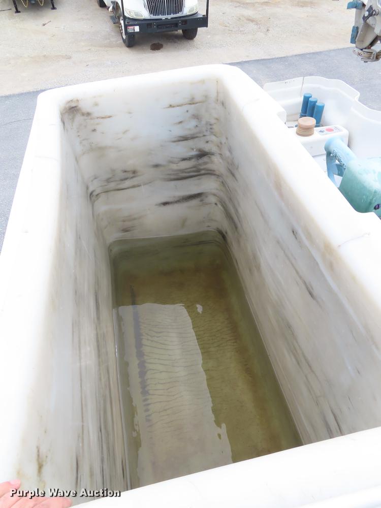 image for item L1477 2006 International 7400 bucket truck