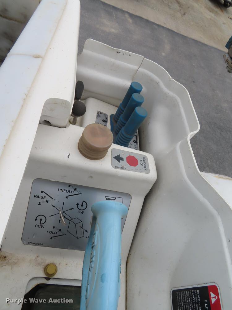 image for item L1477 2006 International 7400 bucket truck