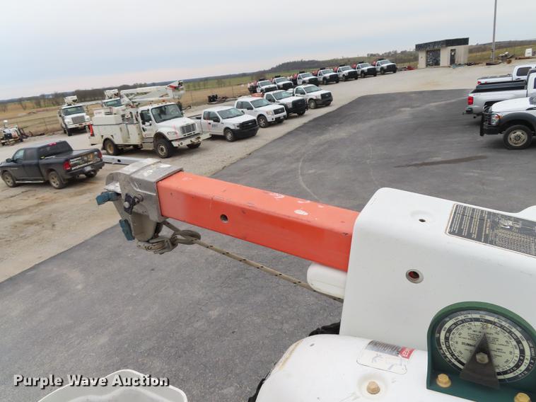 image for item L1477 2006 International 7400 bucket truck