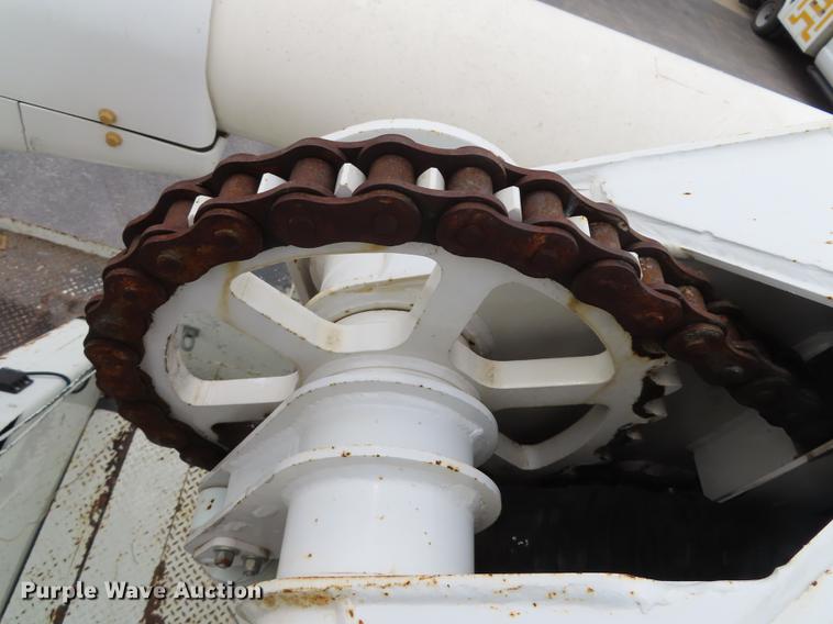 image for item L1477 2006 International 7400 bucket truck