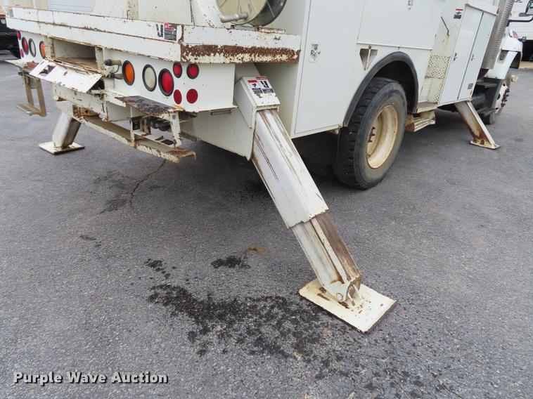 image for item L1477 2006 International 7400 bucket truck