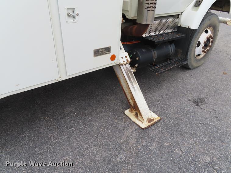 image for item L1477 2006 International 7400 bucket truck