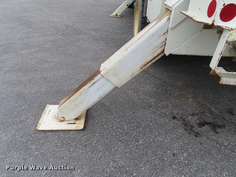 image for item L1477 2006 International 7400 bucket truck