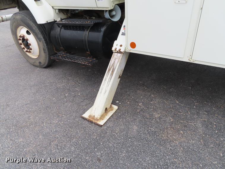 image for item L1477 2006 International 7400 bucket truck