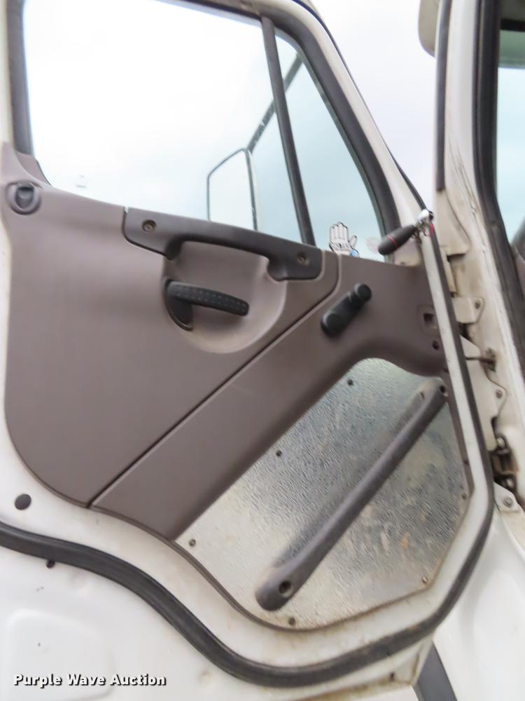 image for item L1478 2009 Freightliner Business Class M2 bucket truck