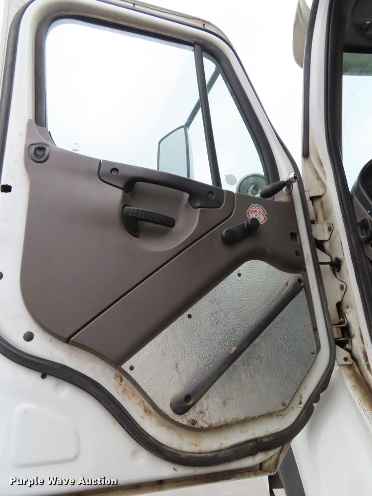 image for item L1479 2009 Freightliner Business Class M2 bucket truck