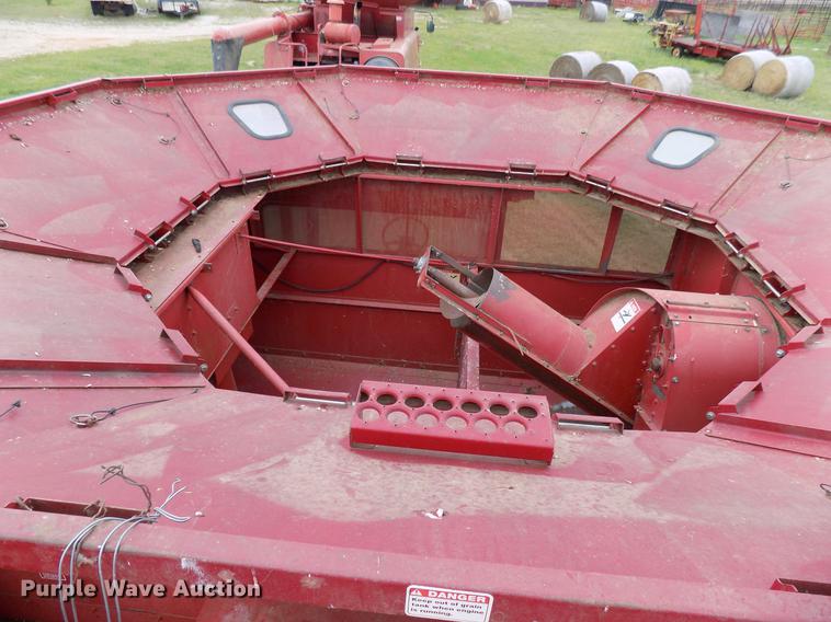 image for item DB9711 1991 Case IH 1680 combine