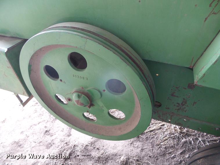 image for item DC5218 1980 John Deere 336 small square baler