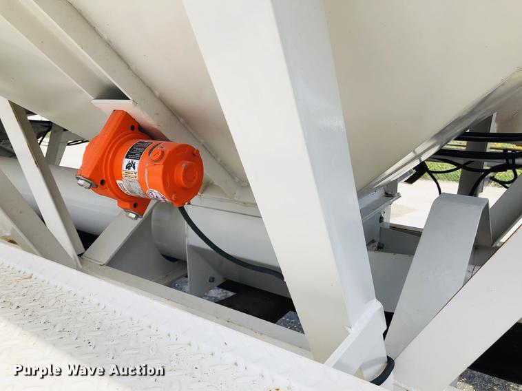 image for item DC8708 2017 Willmar SS16 fertilizer tender bed