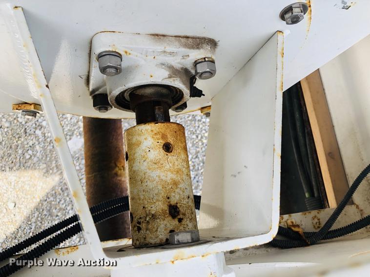 image for item DC8708 2017 Willmar SS16 fertilizer tender bed