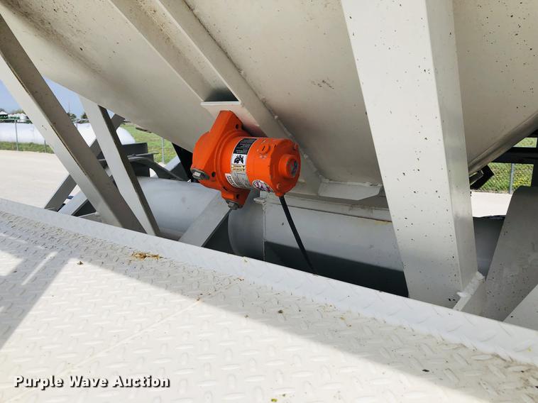 image for item DC8708 2017 Willmar SS16 fertilizer tender bed