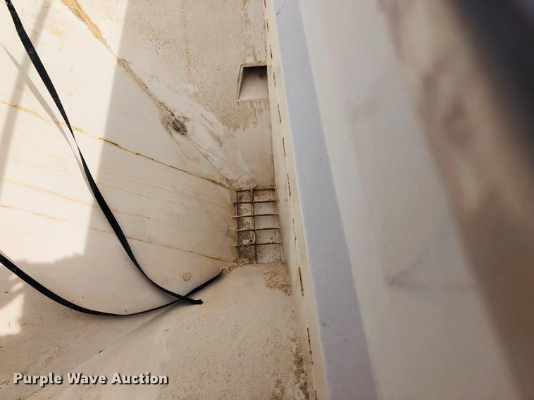 image for item DC8708 2017 Willmar SS16 fertilizer tender bed