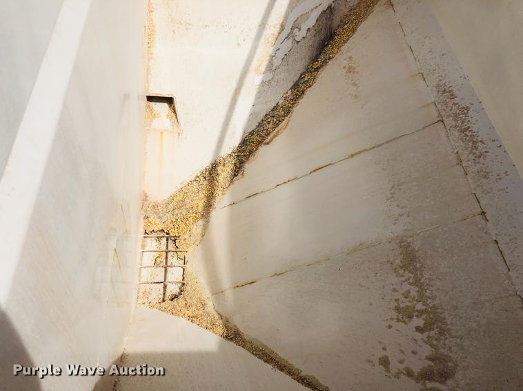 image for item DC8708 2017 Willmar SS16 fertilizer tender bed