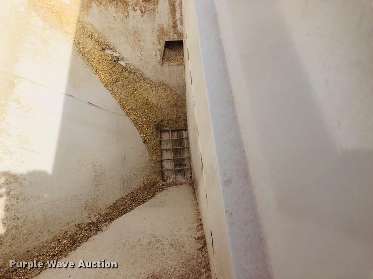 image for item DC8708 2017 Willmar SS16 fertilizer tender bed