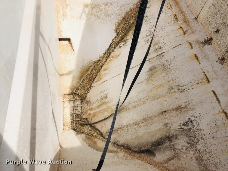 image for item DC8708 2017 Willmar SS16 fertilizer tender bed