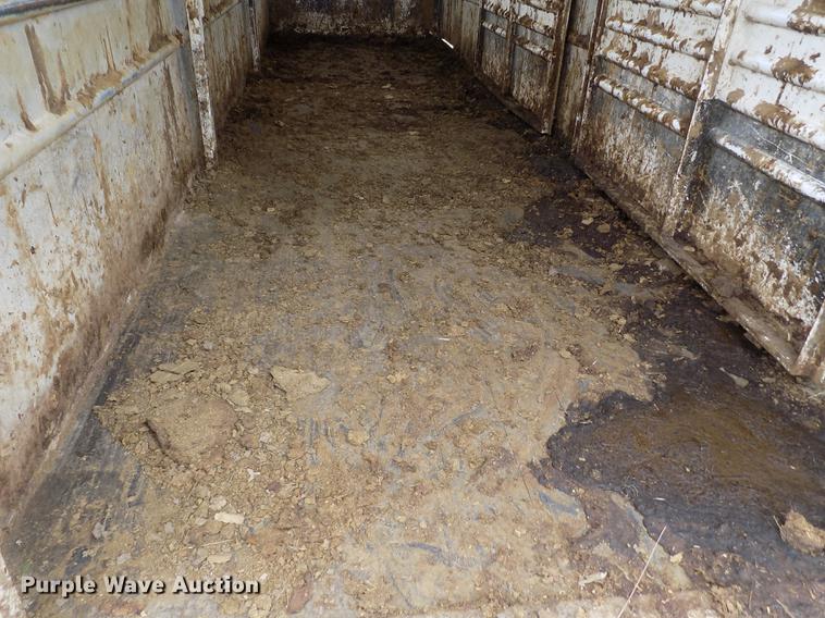 image for item DE1132 2005 Travalong Advantage livestock trailer