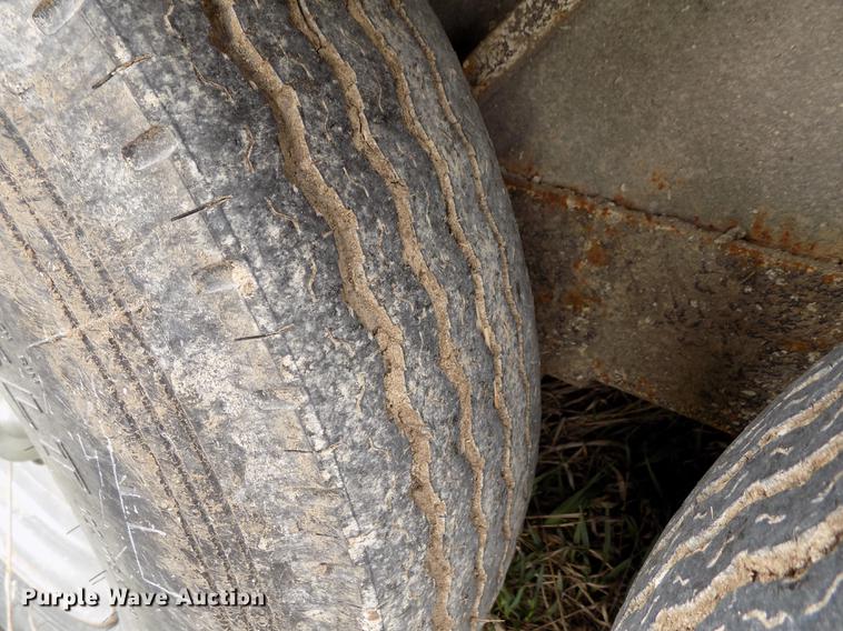 image for item DE1132 2005 Travalong Advantage livestock trailer