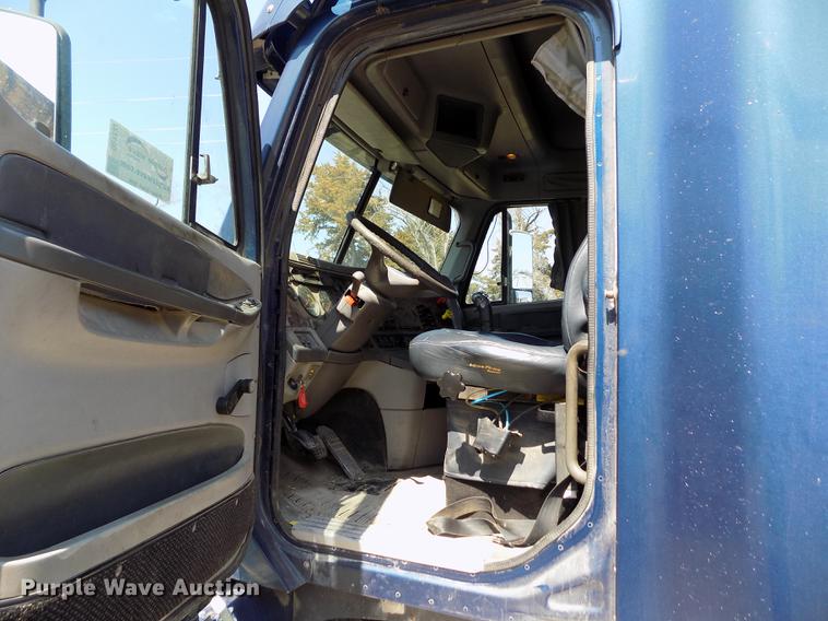 image for item DE1137 1998 Freightliner Century Class semi truck