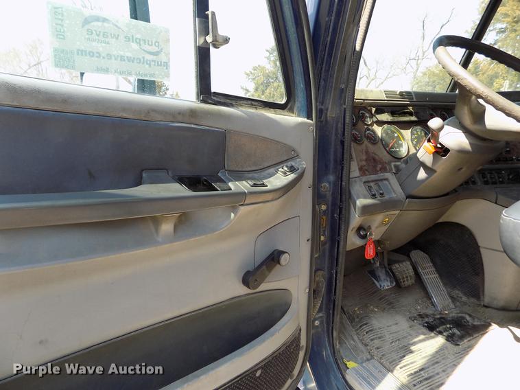 image for item DE1137 1998 Freightliner Century Class semi truck