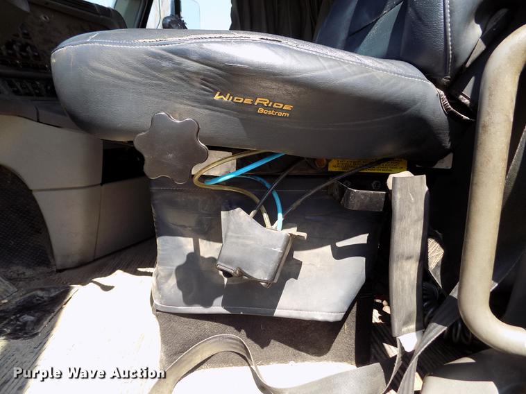 image for item DE1137 1998 Freightliner Century Class semi truck