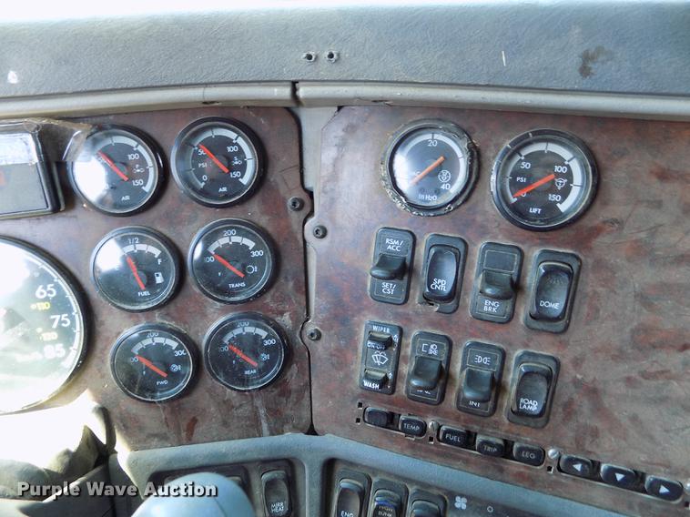 image for item DE1137 1998 Freightliner Century Class semi truck