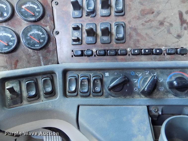 image for item DE1137 1998 Freightliner Century Class semi truck