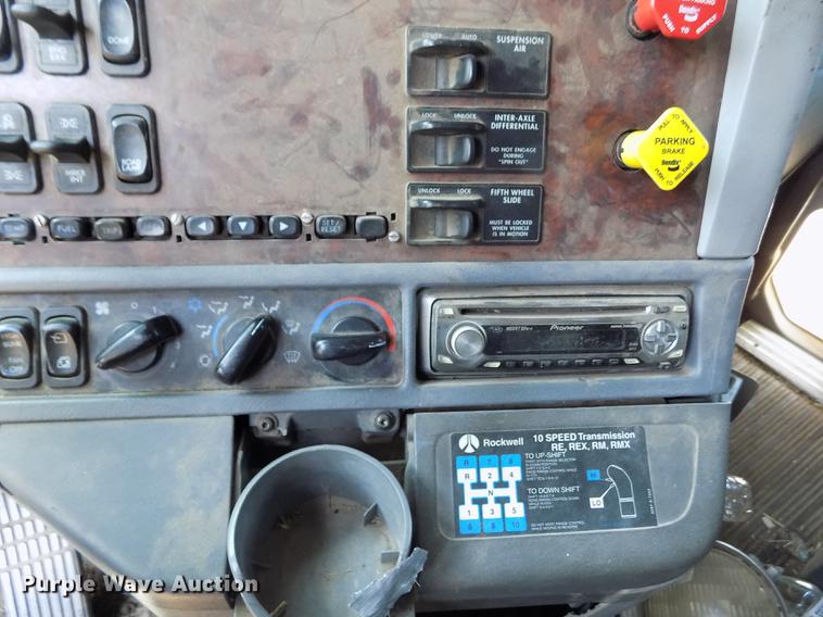 image for item DE1137 1998 Freightliner Century Class semi truck