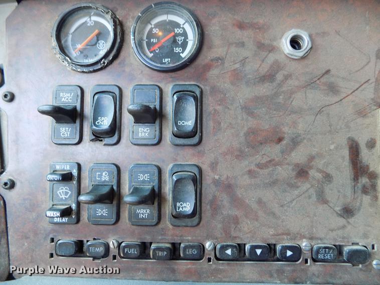 image for item DE1137 1998 Freightliner Century Class semi truck