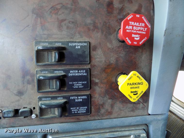 image for item DE1137 1998 Freightliner Century Class semi truck